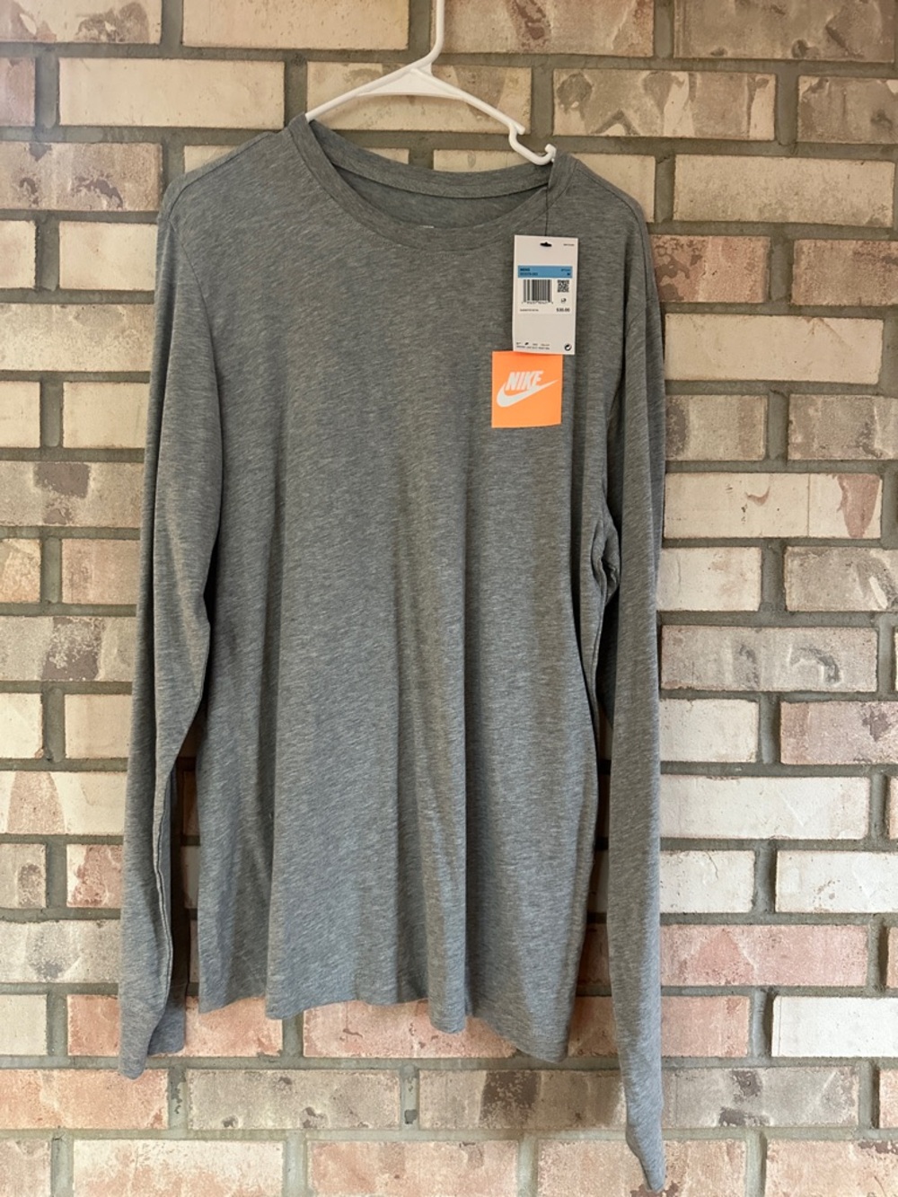 Men’s medium NWT Nike Gray Long Sleeve Crewneck Tee